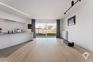 Dit mooi instapklaar appartement is gelegen op het gelijkvloers van een kleine residentie te Leke, bestaande uit 3 appartementen. <br /><br />Het appartement bestaat uit: inkomhal - toilet - living - keuken - terras - tuin - berging - nachthal - 2 slaapkamers - badkamer - garage - gemeenschappelijke fietsenberging.<br /><br />Kortom een lichtrijk nieuwbouwappartement waar u intens kunt genieten van een unieke woonbeleving.<br /><br />Troeven: <br />- centrale ligging <br />- zéér gunstig EPC 11 kwh / (m²jaar), BEN<br />- attest goedgekeurde elektriciteit<br />- instapklaar<br />- verkoop onder registratierechten dus 2% ofwel 12% <br /><br />Voor meer informatie omtrent dit prachtig nieuwbouwproject maak een afspraak via 0476772446 of info@vastgoedsinnaeve.be