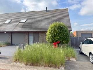 Lombardsijde, op het einde van een doodlopende straat, vinden we deze uiterst verzorgde koppelwoning terug. Deze woning is ideaal gelegen voor wie rust zoekt maar toch dichtbij de kustplaatsen Nieuwpoort en Middelkerke wil wonen.<br />Indeling: Oprit voor meerdere wagen. Inkomhal met toilet, Leefruimte voorzien van gashaard en grote ramen met zicht op de tuin. Stijlvolle open keuken. De grote garage is voorzien van ingemaakte kasten en doet evenals dienst als wasruimte. Een achterdeur geeft rechtsreeks toegang tot de tuin wat zeer praktisch is. De eerste verdieping beschikt over 3 slaapkamers; badkamer voorzien van inloopdouche en ligbad en wastafel. Er is ook een apart toilet. De tuin is voorzien van een tuinpoortje, kwalitatieve tuinberging waarop de zonnepanelen geplaats werden. Terras rondom rond de woning en de grote ramen zijn voorzien van screens.<br />Bezoeken zijn mogelijk <u>vanaf september</u> en worden uitsluitend op maandag ingepland, steeds na afspraak.<br /><br />Bel Dries, ook op zon-en feestdagen, 0478/937.935, of kom langs op kantoor 'Immo Maritiem' naast het kerkje in Nieuwpoort-bad.