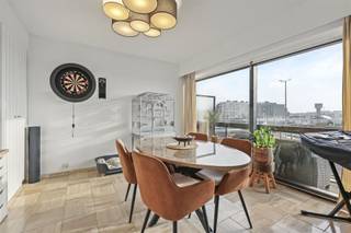 Zonnig woonappartement met indrukwekkende gevelbreedte, ruim terras en dit op een toplocatie aan de jachthaven van Blankenberge.Vanuit de ruime hal...