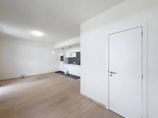 <p><strong>ETTERBEEK – Tussen Montgomery, Merode en het Jubelpark, ideaal gelegen, in een recent complex "Aquila Garden", ONGEMEUBILEERD appartement van ±45m² aan de binnenzijde van het project, gelegen op het gelijkvloers bestaande uit een inkomhal met apart toilet, woonkamer van ±30m² met volledig uitgeruste open keuken (oven, kookplaat, dampkap, koelkast/vriezer, vaatwasser) en met toegang tot het terras van ±10m², en-suite douchekamer (douche, wastafel), kelder. Vaste kosten van € 105/maand (gemeenschappelijke delen). EPC C-! Onmiddellijk beschikbaar! Afmetingen worden ter indicatie gegeven.</strong></p>
<p><span>Op het gelijkvloers:</span></p>
<ul>
<li>Inkomhal met apart toilet</li>
<li>Woonkamer van ±30m² (7,2 x 4,4) met toegang tot het terras van ±10m²</li>
<li>Volledig uitgeruste open keuken (oven, kookplaat, dampkap, koelkast/vriezer, vaatwasser)</li>
<li>Douchekamer (douche, wastafel)</li>
</ul>
<p>Kelder nr. C23</p>
<p>Vaste kosten van € 105/maand (gemeenschappelijke delen)</p>