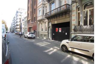 Ruime gelijkvloerse garagebox in het volle stadscentrum en dicht bij het Leopoldpark. Unieke kans!