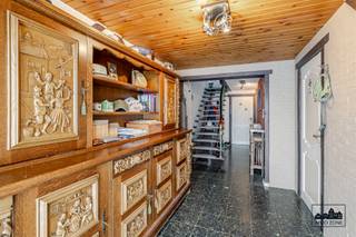 <p><span>Alweer VERKOCHT op 1e BEZOEKDAG. Contacteer JARI WANTE 0470 211 482 voor een gratis schatting en vrijblijvend gesprek.<br /><br />Deze bel-etage woning dateert van 1970 en is zeer gunstig gelegen in Wetteren Ten-Ede op wandelafstand van alle voorzieningen zoals winkels, scholen en openbaar vervoer. Bovendien is deze woning vlot bereikbaar dankzij verschillende invalswegen en de nabijheid van de op- en afritten van de R4, E17 en E40.<br /><br />De indeling is als volgt: inkomhal, gevolgd door de badkamer die voorzien is van een dubbel badkamermeubel, ligbad, inloopdouche en toilet. Verder vinden we gelijkvloers heel wat berging en een inpandige garage met elektrische poort.</span></p><p><span> </span></p><p><span>Op de eerste verdieping vinden we de keuken die voorzien is van een frigo, inductie kookplaat, oven, microgolf, vaatwasser en ingebouwd koffietoestel. Verder vinden we een tweede toilet, een bureau ruimte en ruime leefruimte. Vanuit de keuken kan u naar het terras en de tuin. Op de tweede verdieping vinden we 3 ruime slaapkamers. </span></p><p><span> </span></p><p><span>Een grote troef is de aangename tuin, ideaal om te ontspannen en te genieten van de rust.</span></p><p><span> </span></p><p><span>EPC: 259 kWh/(m² jaar) - label C</span></p><p><span>Hoogrendementsglas met aluminium</span></p><p><span>Cv op stookolie<br /><br />Deze woning is een ABSOLUTE TOPPER voor gezinnen en voor wie houdt van ruimte.<br />VOOR ZEER SNELLE BESLISSERS!!<br /><br />Alle documenten zijn raadpleegbaar op de website www.immo-zone.be.</span></p><p><span> </span></p>