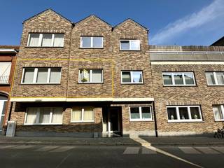 Dit appartement is gelegen op wandelafstand van winkels, scholen, openbaar vervoer en station. Indeling: inkomhal/nachthal, aparte toilet,...