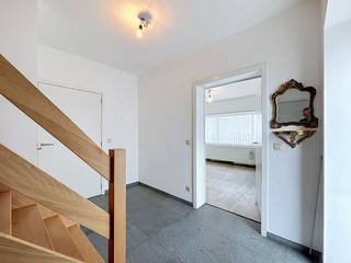 Gezellige knusse WONING - HOB bestaande uit : Ruime inkomhal met vestiaire, lichtrijke living met aanpalende veranda, beneden bureelruimte/hobby- of slaapkamer, uitgeruste keuken met spoeltafel, elektrische kookplaat, koelkast en dampkap, ruime badkamer beneden met inloopdouche, lavabomeubel en toilet, zeer ruime berging, ruime nachthall, 1 grote slaapkamer, zolderruimte met toilet en lavabo, gezellig ruim zongericht terras en 2 autostaanplaatsen ;<br /><br />- Gezellige woning op landelijke ligging ;<br />- Gelegen nabij invalswegen, scholen, winkels en openbaar vervoer ;<br />- CV op aardgas met hoogrendementsketel ;<br />- Ruime veranda voorzien van zonnescreen ;<br />- Onmiddellijk beschikbaar ;<br />- EPC: Label B<br /><br />==> Voor meer info of een bezoek gelieve ons kantoor te Waregem contacteren op 056/ 60.33.66 (Optie 2 Waregem) ;