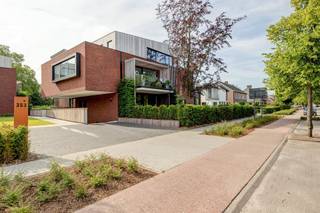 Nabij het centrum van Hoogstraten, aan de Lodewijk De Konincklaan, bevindt zich dit luxueuze gelijkvloerse nieuwbouwappartement. Het...