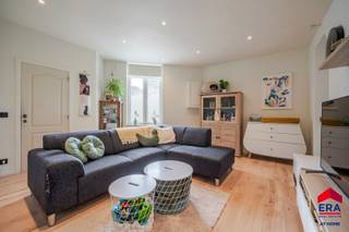 De woning bestaat uit een inkomhal met gastentoilet, een lichtrijke leefruimte met grote raampartijen en een moderne, volledig uitgeruste keuken...