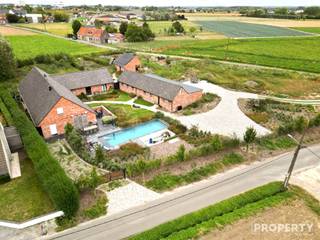 Welkom in deze prachtige, ruime vierkantshoeve in het hart van Hulste, waar rust en luxe samenkomen op een indrukwekkend perceel van 7440 m². Met...