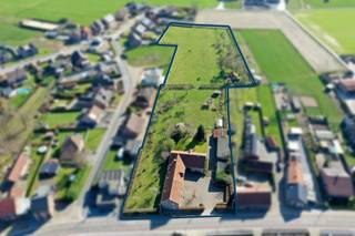 <p><span>Karaktervolle hoeve met drie appartementen, paardenstallen en royale perceeloppervlakte van 11.659 m² – Eindestraat 19, Dilsen-Stokkem</span></p><p><span> </span></p><p><span>Op een rustige, landelijke ligging in Dilsen-Stokkem, te midden van het groen en met optimale privacy, bevindt zich deze unieke hoeve op een perceel van maar liefst 11.659 m². Het geheel combineert een degelijk onderhouden hoevewoning met drie afzonderlijke appartementen, paardenstallen en ruime buitenruimte, ideaal voor wie houdt van het buitenleven, paardensport of een toeristische invulling zoekt met gegarandeerd rendement. Een veelzijdig geheel met tal van mogelijkheden.</span></p><p><span> </span></p><p><span>De eigendom bestaat uit een ruime en karaktervolle hoevewoning, die door haar kwalitatieve afwerking en onderhoud een aangename woonbeleving biedt. De woning geniet van een sterke connectie met de buitenruimte en de achterliggende percelen, waardoor het landelijke karakter optimaal tot zijn recht komt.</span></p><p><span> </span></p><p><span>In de linkervleugel van het gebouw bevinden zich drie afzonderlijke appartementen, elk met aparte tellers en voorzieningen. Twee appartementen beschikken over één slaapkamer, terwijl het derde appartement twee slaapkamers telt. Tussen de hoevewoning en de appartementen is een dubbele inpandige garage voorzien.</span></p><p><span> </span></p><p><span>Verder zijn er op het domein diverse paardenstallen aanwezig, een absolute troef voor de liefhebber van paardensport, maar ook interessant voor wie een alternatieve invulling overweegt, zoals recreatieve verblijven, B&B of zorgtoerisme, steeds in samenspraak met de gemeente.</span></p><p><span> </span></p><p><span>Momenteel worden de appartementen verhuurd aan het OCMW,. de woning is vrij van gebruik. De lopende contracten zijn geldig tot 2031, maar kunnen, afhankelijk van uw plannen, vroegtijdig beëindigd worden voor grondige renovaties, een herbestemming van de site of voor eigen gebruik. </span></p><p><span> </span></p><p><span>Het geheel heeft een stabiel huidig rendement met een sterk toekomstpotentieel, zowel voor investeerders als voor particuliere kopers met een visie.</span></p><p><span> </span></p><p><span>Troeven in één oogopslag:</span></p><p><span> </span></p><ul><li><span>Perceel van 11.659 m²</span></li><li><span>Drie afzonderlijke appartementen met eigen nutsvoorzieningen</span></li><li><span>Ruime hoevewoning met kwalitatieve afwerking</span></li><li><span>Dubbele inpandige garage</span></li><li><span>Diverse paardenstallen en garages met uitbreidingsmogelijkheden</span></li><li><span>Rustige ligging met uitstekende bereikbaarheid</span></li><li><span>Geschikt voor paardensport, toeristische uitbating of herontwikkelingsproject</span></li></ul><p><span> </span></p><p><span>Ontdek de volledige charme ter plaatse, want het geheel heeft zóveel te bieden dat woorden tekortschieten. Alleen tijdens een bezichtiging ontdekt u echt de charme, de ruimte en de mogelijkheden die dit unieke geheel te bieden heeft.</span></p><p><span>Contact: Robin Raeven – Jemar - 0484 35 73 08 - robin@jemar.be</span></p>