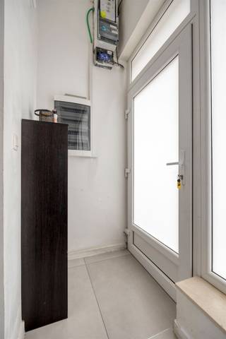  Volledig gerenoveerde woning.Indeling:Gelijkvloers: inkom, woonkamer met open leefkeuken en toegang tot het terras (35m²).1ste verdiep:nachthal,...