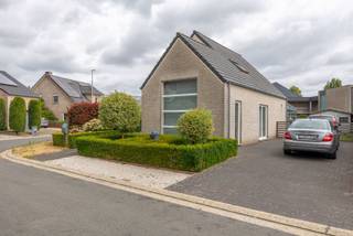 Instapklare gezinswoning te koop!<br /><br />Troeven:<br />- Gebouwd in 2001<br />- GEEN renovatieverplichting (EPC label C)<br />- Volledig instapklaar<br />- 3 slaapkamers<br />- Extra ruimte door een open en een afgesloten veranda<br />- Gelegen in een doodlopende straat<br /><br />Deze woning, gebouwd in 2001, wordt verkocht.<br />Via de voordeur komen we in de inkomhal die voorzien is van een ingebouwde kast en toegang geeft tot het aparte toilet en de open leefruimte. De leefruimte is heel speels en voelt zeer groot, doordat een gedeelte een zeer ruime plafondhoogte heeft. Er zijn veel raampartijen voorzien en een open trap richting het bovenverdiep.<br />Verder is er vanuit de leefruimte aansluiting met de volledig ingerichte keuken. Ook is er nog toegang tot een aparte bureau/slaapkamer en de berging die vervolgens aansluit op de badkamer met douche en lavabo.<br /> <br />Op verdiep vinden we vervolgens drie slaapkamers. Deze kamers zijn alle drie voorzien van laminaat. Verder vinden we nog een tweede toilet terug.<br /><br />Om alles compleet te maken, is er nog een dubbele veranda achter het huis geplaatst. Eén veranda kan volledig afgesloten worden met glaspartijen, wat het heerlijk vertoeven maakt in de tussenseizoenen. Uiteraard kunnen beide veranda's ook volledig opengezet worden, waardoor hier gezellig buiten gezeten kan worden.<br /><br />De woning is voorzien van PVC-ramen met hoogrendementsglas, wordt verwarmd op gas (ketel van 2019) en heeft een EPC-label C met score 251.<br /><br />Alles is zeer netjes onderhouden en er is voldoende plaats op het eigen perceel en naast het perceel om diverse voertuigen kwijt te kunnen. Doordat de woning achteraan in een doodlopende straat ligt, geniet u van veel rust en komt er enkel plaatselijk verkeer ooit.<br /><br />Indien u interesse heeft om rustig te wonen in Achel, contacteer ons door te mailen naar info@vastgoedfransen.be of te bellen op 011 64 55 00.