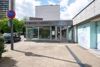 Deze commerciële ruimte is gelegen in de Jules Moretuslei en loopt door tot het Mastplein, waar er een ruime publieke parking is en mogelijkheid...