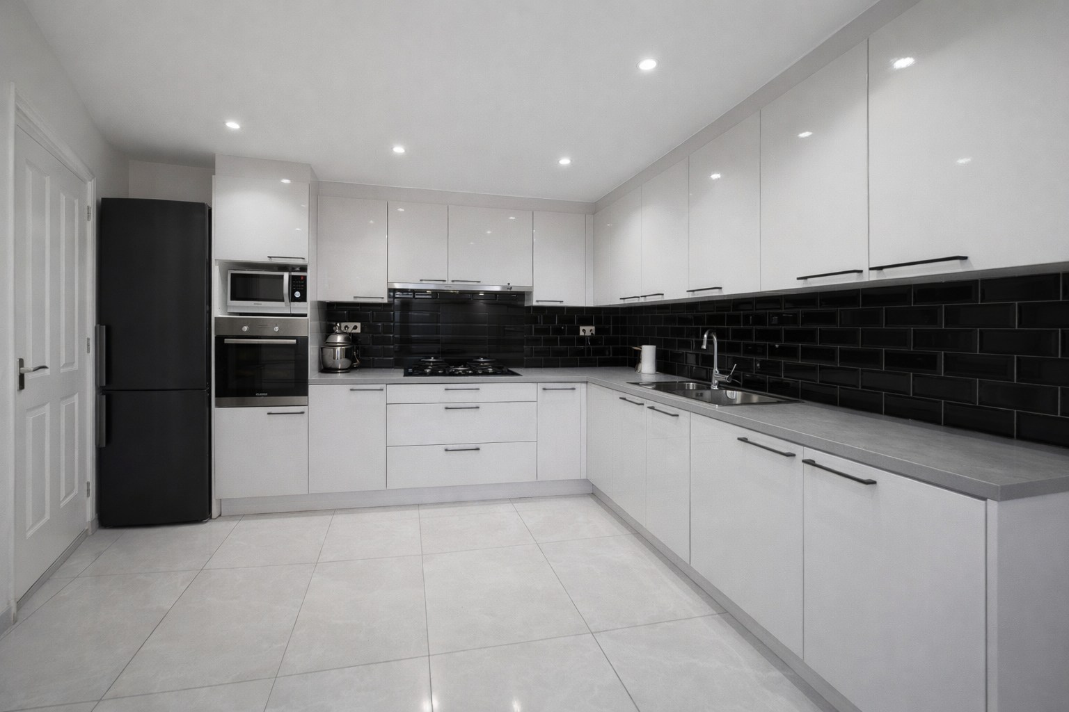 Te koop: Centraal gelegen stadswoning met drie slaapkamers en dakterras in hartje Sint-Niklaas! - foto 4