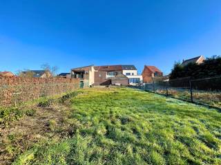 <p><span>Saintes, dans une jolie rue résidentielle côté campagne non loin des axes vers Bruxelles, grande maison joliment rénovée proposant d'extraordinaires volumes ainsi qu'un beau jardin. La maison conviendra particulièrement à un artisan, une profession libérale ou toute autre activité professionnelle. Elle peut aussi se transformer en maison "kangourou". La maison se compose d'un vaste séjour de 40 m² et d'une cuisine contemporaine récente de 30 m² avec un grand puit de lumière, d'une véranda. d'une chambre au rez de chaussée de 17m²,-et d'une salle de douche attenante avec toilette et coin buanderie. Grand garage de 60 m², grande pièce de stockage de 30 m² et vaste hangar. Belle terrasse vers le grand jardin et sa magnifique vue vers la campagne. A l'étage, grand hall de nuit de 15m² idéal pour y installer un grand bureau vers la belle chambre de 19 m² sous beau plancher stratifié. Grande salle de bain de 13 m² avec meuble évier, baignoire, douche et toilette. 2 e chambre de 24 m². A l'étage supérieur, 3 autres chambres de 17, 16m² et 14 m² ainsi qu'une dernière pièce à aménager de 10 m² (actuellement pièce grenier). CC mazout. Châssis double vitrage PVC. PEB D. Faire offre à partir de 380 000 €. Infos et visites au 02/355.50.55</span></p><p><span> </span></p><p><span> </span></p><p><span> </span></p>