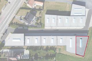 De nieuwe KMO-unit van<strong> 445 m² </strong>maakt deel uit van het nieuwbouw state-of-the-art bedrijvenpark ''<strong>MG PARK ARSELA</strong>'' bestaande uit 12 KMO-units te koop, met oppervlaktes van 174 m² tot 445 m² (samenvoegbaar tot +/- 769 m²), waaronder 1 unit met showroom (419 m²) met uitstekende zichtbaarheid en 6 parkeerplaatsen. Fantastisch gelegen langs de bedrijvige Deinsesteenweg, met een vlotte verbinding naar de E17 en E40 en een centrale ligging in Tielt.<br /><br />De casco bedrijfsruimtes (brandklasse C) hebben een vrije hoogte van 5m en worden opgebouwd uit een staalconstructie, in combinatie met een betonplint en geïsoleerde sandwichpanelen. De loodsen zijn toegankelijk via een automatische sectionale poort (4 m B x 4,2 m H). Daarnaast is elke unit uitgerust met een lichtdoorlatend rookluik, polybetonvloer en een geïsoleerd dak.  Bovendien is er aanwezigheid van een regenwaterput van 5.000 liter (per 1 of 2 units) en is het dak voorzien van een draagvermogen voor zonnepanelen: 0,15 kN/m². <br /><br />Per loods is er minstens één privatieve parkeerplaats, met daarnaast ruime parkeergelegenheid op de site. Onmiddellijk beschikbaar.<br /><br />Contacteer <strong>PANORAMA B2B</strong> voor bijkomende (technische) inlichtingen, plannen of een vrijblijvend plaatsbezoek <strong>050 300 800</strong>.