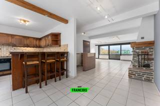 Bent u op zoek naar een ruime duplex met karakter, veel potentieel én een uitstekende ligging nabij het centrum van Blankenberge? Deze charmante woonst in de Dr. Frans Verhaeghestraat combineert ruimte, licht en comfort in een rustige, aangename omgeving.<br /><br />Bij het betreden van het appartement op de tweede verdieping van een kleinschalige residentie wordt u meteen verwelkomd in de lichtrijke leefruimte. Dankzij de zuidgerichte oriëntatie baadt deze in natuurlijk licht, en geniet u op het zonnige terras aan de voorzijde de hele dag door van een aangename buitenbeleving. Aansluitend vindt u een open keuken die perfect geïntegreerd is in de leefruimte. Als laatste is er ook een gastentoilet terug te vinden op deze etage.<br /><br />De bovenverdieping biedt plaats aan twee volwaardige slaapkamers en een derde ruime master bedroom met extra ruimte die ideaal kan ingericht worden als dressing, bureau of hobbyruimte. Ook de badkamer bevindt zich op deze verdieping. De zolder en een private kelderberging voor praktische extra opslagruimte.<br /><br />De duplex is voorzien van centrale verwarming op aardgas en dubbele beglazing, wat garant staat voor een aangenaam wooncomfort. Bovendien is er de mogelijkheid tot aankoop van een dubbele garage – een absolute meerwaarde in deze buurt.<br /><br />Bent u op zoek naar een interessante investering of een nieuwe woonst in Blankenberge? Wenst u meer informatie over de lopende regularisatieaanvraag? Aarzel niet en plan vandaag nog uw bezoek! <br /><br />