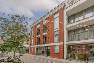 <p>Wonen op een plek waar alles dichtbij is én toch genieten van rust? Dit ruime appartement combineert beide moeiteloos. Winkels, scholen, horeca en trein, tram en bus liggen op wandelafstand, terwijl je thuis geniet van een aangenaam groen uitzicht.</p><p><br /></p><p>Op de tweede verdieping bereik je het appartement eenvoudig via de lift of trap. Binnen valt meteen de ruime leefruimte op. Grote raampartijen zorgen voor veel lichtinval en geven toegang tot het zuidwestgerichte terras, een fijne plek om vanaf de middag tot 's avonds van de zon te genieten. Aansluitend vind je de volledig uitgeruste keuken met praktische berging.</p><p><br /></p><p>Het appartement beschikt verder over twee slaapkamers, een badkamer met toilet en een apart gastentoilet. Ook de tweede slaapkamer geeft uit op een eigen terras, een leuke extra troef.</p><p><br /></p><p>Verder beschik je over een privatieve kelderberging en de mogelijkheid tot aankopen van een autostaanplaats. </p><p><br /></p><p><strong>Extra troeven</strong></p><ul><li>Centrale locatie</li><li>Gunstig EPC</li><li>Ruim appartement</li><li>Kleinschalig, verzorgd gebouw</li><li>Uitmuntende VME</li></ul>