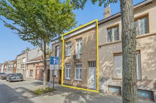 Op een centrale ligging te Bredene, nabij het shoppingcentrum en de spuikom bevindt zich deze gesloten woning met een bruikbare vloeroppervlakte van maar liefst 141 m². Dankzij de praktische indeling, drie slaapkamers en energiezuinige voorzieningen is dit een ideale gezins- of starterswoning.<br /><br />Op het gelijkvloers vindt u de inkomhal, een gezellige leefruimte met gascassette, een eetplaats en een volledig ingerichte keuken met oven, gasfornuis, dampkap, vaatwasser, koelkast en diepvries. De veranda met vernieuwde glaspanelen en Daikin-warmtepomp biedt toegang tot de onderhoudsvriendelijke buitenruimte met aanpalend ruime berging. <br /><br />De eerste verdieping omvat twee ruime slaapkamers en een badkamer met douchecabine, hangtoilet en lavabomeubel. Eén slaapkamer beschikt over een Daikin airco/warmtepomp. Op de tweede verdieping bevindt zich dan de ruime derde slaapkamer.<br /><br />De woning is voorzien van dubbele beglazing, zonnepanelen en verwarming via een gascassette en warmtepompen. Met een EPC-score van 328 kWh/m² en energielabel D geldt er geen renovatieverplichting!<br /><br />Een ruime woning met veel potentieel op een centrale ligging in Bredene!