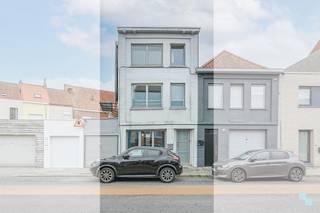 Deze instapklare en goed onderhouden woning met drie slaapkamers is gelegen op een toplocatie in Kortrijk. De woning geniet van een zeer gunstige ligging in de nabijheid van enkele belangrijke invalswegen, scholen, openbaar vervoer, winkels en lokale handelaars op wandel- en fietsafstand. Indeling: Ruime inkomhal met rechtstreeks toegang tot de gezellige leefruimte met eetplaats en aansluitend de vernieuwde keuken (voorzien van een vaatwasmachine, oven, inductiekookplaat met dampkap, ingebouwde koelkast etc.). De leefruimte kijkt uit op het stadskoertje. Via de leefruimte is er ook toegang tot de kelder. De eerste verdieping bestaat uit 2 ruime slaapkamers en een apart toilet. De bovenverdieping is voorzien van een berging/wasplaats (voorziening aanwezig voor een wasmachine en droogkast), een derde slaapkamer en een badkamer voorzien van een ligbad, toilet, inloopdouche en een dubbele wastafel. Technisch: HR-beglazing B (PVC) | CV op aardgas | EK conform | EPC-label C. Troeven: Dak vernieuwd (6 jaar geleden) | Gunstige locatie | Instapklaar | Drie ruime slaapkamers. Benieuwd? Pieter (BIV 515.887) organiseert voor deze woning de bezoeken, mits het maken van een afspraak via 056 98 03 03. www.bordes.be