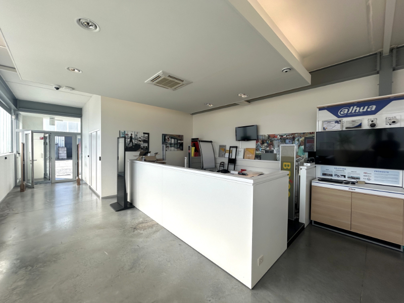 Moderne KMO-unit met 299 m² kantoren en 324 m² magazijn – nabij R4 - foto 5