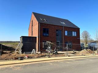 Située dans un environnement calme et résidentiel, cette maison neuve offre un cadre de vie moderne, économe en énergie et parfaitement pensé pour une famille.<br />La maison est actuellement en cours de construction, ce qui vous permet encore de personnaliser certains choix intérieurs.<br /><br /><strong>Atouts :</strong><br /> 
<ul>
	<li><span>Maison <strong>3 chambres</strong> + <strong>grenier accessible par escalier fixe</strong> (espace de rangement ou futur aménagement) </span></li>
	<li><span><strong>2 salles de bains</strong> (SDB + possibilité de seconde SDB en option)</span></li>
	<li><span><strong>Espaces de vie lumineux</strong> </span></li>
	<li><span><strong>Carport inclus</strong> </span></li>
	<li><span>Performances énergétiques d’exception (<strong>Q‑ZEN</strong>)</span></li>
	<li><span><strong>PEB A+</strong> (Chauffage sol, pompe à chaleur individuelle, ventilation double flux, panneaux photovoltaïques)</span></li>
	<li><span>Cuisine équipée</span></li>
	<li><span>Matériaux durables</span></li>
	<li><span>Aménagement intérieur flexible (choix des finitions, cuisine, sanitaires)</span></li>
</ul>
<strong>Prix hors frais et TVA - prix fixe non révisable dès signature du compromis</strong><br /><br /><strong>Un cadre de vie idéal</strong><br />Le projet bénéficie d'une implantation au calme, tout en restant proche du centre de Court‑Saint‑Étienne, des écoles, commerces, transports et axes rapides.<br /><br />➡️ <strong>Intéressé(e) ? Contactez‑nous pour recevoir les plans, obtenir plus d’informations ou convenir d’un rendez‑vous.</strong><br /><br />Projet très demandé – <strong>opportunité à saisir rapidement !</strong><br /><br />📞 Contactez-nous au 010 812 621 ou envoyez un mail à info@durabrik.be.<br /><br />*Les images et les surfaces sont indicatives.<br /> 