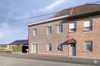 Bent u op zoek naar een huis met veel potentieel in een rustige, landelijke omgeving? Deze charmante woning in Kaster (Anzegem) biedt alles wat u nodig heeft. Met een grondoppervlakte van ca. 434 m², drie ruime slaapkamers en een aparte garage, is dit de ideale gezinswoning.INDELINGGelijkvloersInkomhal - eerste ruime leefruimte met open haard - tweede leefruimte met toegang tot terras - keuken met eethoek - badkamer (ligbad, lavabo, toilet) - kelder Eerste verdiepNachthal - slaapkamer 1 - slaapkamer 2 - slaapkamer 3 - ruime zolder met vaste trapU kan genieten van een aangename tuin met ruim terras waar zich ook nog een garage en extra bergruimte bevinden.ALGEMENE INFO- centrale verwarming op stookolie- dubbel glas op gelijkvloers- rolluiken aanwezigInteresse in deze woning? Maak dan zeker uw afspraak voor dit immo te koop te Anzegem via 0472 18 64 20 of matisse.vandererven@dewaele.com.Dit pand is onderworpen aan de renovatieverplichting van de Vlaamse overheid voor residentiële gebouwen (behoudens bij sloop binnen 5 jaar na de aankoop). Consulteer voor meer informatie de website van het Vlaams Energie- en Klimaatagentschap via https://www.vlaanderen.be/een-woning-kopen/renovatieverplichting-voor-residentiele-gebouwen