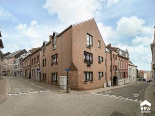 <p>Bent u op zoek naar een ruimte om uw activiteit onder te brengen? Dan kan deze bureauruimte in het centrum van Tongeren een interessante opportuniteit zijn.<br /><br />Dit bureel heeft een bruikbare oppervlakte van 34 m² (volgens EPC-certificaat) en bevindt zich op het gelijkvloers van een kleinschalig appartementsgebouw met vijf wooneenheden. De ruimte is praktisch ingedeeld over twee niveaus. Op het gelijkvloers bevindt zich de eigenlijke bureau- of werkruimte. Op het lagere niveau zijn een kitchenette, een douche en een afzonderlijk toilet voorzien.<br /><br />De ruimte leent zich uitstekend voor een eenmanszaak of een zelfstandige die een rustige uitvalsbasis zoekt. Denk bijvoorbeeld aan een boekhouder, architect, consultant, grafisch ontwerper, marketingbureau, freelancer, nagelstyliste, schoonheidsspecialiste, coach…<br /><br />De centrale ligging in Tongeren zorgt ervoor dat winkels, horeca en andere voorzieningen zich op wandelafstand bevinden. Parkeren kan op de openbare parkeerplaatsen in de omliggende straten.<br /><br />Belangrijk om te weten: de ruimte is bestemd als kantoor/bureel. Het is dus <strong>niet toegestaan om uw domicilie op dit adres te vestigen.</strong><br /><br />Bent u op zoek naar een betaalbare uitvalsbasis om uw professionele activiteit op te starten of verder uit te bouwen? Neem dan gerust contact met ons op via 089 69 59 59 of via dries@eraconnect.be</p>