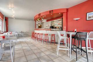 Dit pand biedt een combinatie van een commerciële handelsruimte, een uitgeruste feestzaal en woonst.<br /><br />Het is de ideale locatie voor wie droomt van een bloeiende zaak in de horeca gecombineerd met de luxe om erbij te wonen.<br /><br />Indeling:<br />Gelijkvloers: <br />- handelspand + bureau (14 m² + 6 m²) <br />- feestzaal (69 m²) + café (52 m²)  <br />- toiletten <br />- berging <br />- keuken (16 m²)  <br />- garage (17,5 m²) <br />- bijkeuken (17 m²) <br />- schietlokaal (64 m²)<br />- Oprit<br /><br />Eerste verdieping: <br />- duplex-appartement bestaande uit living (40 m²)  <br />- keuken (niet geïnstalleerd) <br />- berging <br />- zonnig terras.<br /><br />Op het duplex-niveau zijn er 3 slaapkamers en een badkamer.<br /><br />Aarzel zeker niet om contact op te nemen indien u interesse zou hebben in dit bedrijfsvastgoed te koop in Hertsberge. <br /><br /><br />Bestuursmaatregelen in het maatregelenregister: nee