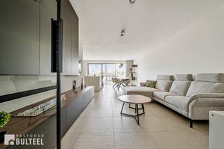 In een landelijke omgeving vindt u deze duurzame, kwaliteitsvolle en moderne BEN-nieuwbouwwoning van 2024, gebouwd volgens de strengste energienormen en uitgerust met alle moderne technische voorzieningen. De woning werd luxueus afgewerkt en biedt u op het gelijkvloers een inkomhal, een berging, een apart toilet, een lichtrijke living, een moderne, tijdloze en volledig uitgeruste keuken met quooker kraan en een grote berging/wasplaats. Op de eerste verdieping zijn er 2 slaapkamers waarvan 1 met op maat gemaakte dressing, een apart toilet en een badkamer met inloopdouche, bad en dubbele lavabo. Op de tweede verdieping zijn er nog 2 grote slaapkamers en een ruime zolder met schuiftrap. Leuk terras en tuin met zicht op de achterliggende weilanden. Carport voorzien van elektriciteit. Gemeenschappelijke fietsenberging. Bovendien beschikt de woning over de allerlaatste technieken zoals vloerverwarming/koeling met geothermische warmtepomp, 12 zonnepanelen, videofonie, conforme elektriciteit en ventilatiesysteem D. In de nabijheid van diverse fiets- en wandelroutes en recreatiedomein De Ster. Goede verbinding naar E17 en N16. Verkoop onder stelsel van registratierechten. Aarzel dus niet en ontdek samen met ons deze luxueus afgewerkte woning.