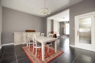 Karaktervolle, te renoveren woning met 3 slaapkamers en veel potentieel op centrale topligging in Oud-Turnhout. EPC F-label.Ligging: Rustig gelegen,...