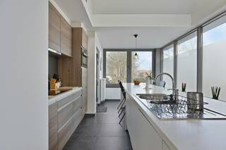 Dit leuk appartement is perfect gelegen: op wandelafstand van alle winkels en voorzieningen.<br /><br />Het appartement is opgedeeld met een slaapkamer op het tweede verdiep en de tweede slaapkamer/bureau op het derde verdiep met een vide die uitkijkt op de keuken.<br /><br />Dankzij de vide en vele raamoppervlaktes is er in het appartement veel natuurlijk licht, waardoor het aangenaam wonen wordt. Bovendien is er een zonnig terras, de ideale plek om te genieten van de buitenlucht en de zon!<br /><br />Daarnaast is er de mogelijkheid om een parkeerplaats aan te kopen, wat een extra gemak biedt.<br /><br />Ben je op zoek naar een recent, betaalbaar appartement met 2 slaapkamers, zonnig terras en parking of een interessante investering? Lees dan zeker verder!<br /><br />Gelijkvloers: Berging voor vuilnis of opslag<br /><br />Verdiep+2: Living met open ingerichte keuken met ingebouwde kasten, frigo, vaatwas, combi-oven, keramische kookplaten, dampkap - Slaapkamer met aanpalende badkamer met inbouwlavabo en douche - Berging/Wasplaats - Apart toilet <br /><br />Verdiep+3: Slaapkamer/bureau/Polyvalente ruimte met aanpalende badkamer met inbouwlavabo en ligbad<br /><br />Parking mogelijk!<br /><br />Bestuursmaatregelen in het maatregelenregister: nee<br /><br />Deze AI-visualisaties zijn bedoeld als inspiratie. Er werd geen rekening gehouden met technische specificaties, stedenbouwkundige voorschriften of de concrete mogelijkheden tot realisatie.