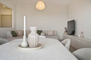 <p>Welkom in jouw nieuwe thuis! Dit instapklaar appartement bevindt zich in de geliefde wijk ‘Valaar’ waar groene parken, een residentiële woonomgeving en alle dagelijkse voorzieningen moeiteloos hand in hand gaan. Met andere woorden geniet je hier van een locatie die garant staat voor comfort en bereikbaarheid!</p>
<p>Op de 4<sup>de</sup> verdieping van dit goed onderhouden gebouw, stap je dit prachtig appartement binnen. Doorheen werkelijk elke ruimte heerst er een rustgevende, serene sfeer dankzij het gebruik van licht beige tinten en accenten, wat resulteert in een harmonieus geheel. Dit komt volledig tot zijn recht in de leefruimte die dankzij de grote raampartijen wordt overspoeld met natuurlijk daglicht, aangrenzend heb je een trendy open keuken welke werd ingericht met een mooi, functioneel kookeiland en kwaliteitsvolle toestellen.</p>
<p>Verder zijn er nog 2 slaapkamers (14 m² & 8 m²) die elks over een extra troef beschikken. Zo geniet de masterbedroom van een eigen dressing, terwijl de kleine slaapkamer toegang biedt tot het gezellige terras (4 m²). Uiteraard is er ook nog een luxueuze badkamer, deze werd in een trendy jasje gestoken én is geïnstalleerd met een inloopdouche, lavabo in een stijlvol meubel, handdoekradiator en toilet.</p>
<p>Last but not least werd er meer dan voldoende opbergruimte voorzien door middel van inmaakkasten in zowel de slaapkamers, leefruimte én inkomhal (met aansluitingen voor was- en droogmachine). Genoeg plek dus om je waardevolle spullen in op te bergen.</p>
<p>Kortom, een thuis waar elk detail klopt!</p>
<p><strong>Maandelijkse kosten</strong> in aanvraag.</p>
<p><strong>Technische gegevens: Kelderberging & lift</strong> aanwezig, centrale verwarming op gas via een condenserende ketel en op elektriciteit via een warmtepomp, <strong>airco</strong>, HR-beglazing in PVC, geïsoleerd dak. <strong>Elektriciteit is conform!</strong></p>
<p><strong>Stedenbouwkundige inlichtingen en bodemattest aanwezig. Asbestveilig (maar mogelijk niet asbestvrij). Bevindt zich niet in een risicozone voor overstromingen (P- en G-score A). Renovatieverplichting niet van toepassing.</strong></p>