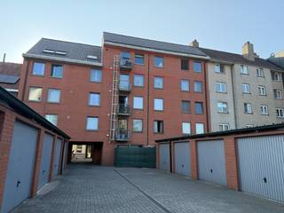 🔑 Lichtrijk & Energiezuinig Appartement te Huur op Toplocatie in Izegem!<br /><br />Zoek je een gezellig, instapklaar stekje op een steenworp van het bruisende centrum én het station? Dit stijlvolle 1-slaapkamerappartement op de 4de verdieping combineert comfort, rust en een ideale ligging.<br /><br />🌟 Waarom dit appartement jouw nieuwe thuis wordt:<br /><br />Toplocatie: Alles op wandelafstand! Zowel het gezellige centrum als het station van Izegem liggen vlakbij.<br />Energiezuinig & Comfortabel: Dankzij het gunstige EPC B-label woon je hier heerlijk geïsoleerd en houd je je energiekosten onder controle.<br /><br />Praktische indeling:<br />Uitnodigende inkomhal<br />Grote, lichtrijke leefruimte<br />Ruime en rustige slaapkamer<br />Verzorgde badkamer met douche en toilet<br />Gezellig terrasje om van de buitenlucht te genieten<br />Extra troef: Ruime gemeenschappelijke fietsenberging op het gelijkvloers.<br /><br />ER KOMT NOG EEN NIEUWE KEUKEN IN MET EILAND !<br /><br />📋 Praktische & Financiële details:<br />Huurprijs: € 750 / maand (inclusief syndic! / exclusief EGW)<br />Beschikbaar: Vanaf 01-11-2026 (in overleg eventueel al vroeger mogelijk vanaf 01-08-2026)<br />Huurcontract: Start met een contract van 1 jaar (met het oog op een fijne lange-termijnverhuur)<br />Huurwaarborg: € 2.250 (3 maanden huur op een geblokkeerde rekening)<br /><br />📞 Interesse of een bezoek plannen?<br />Neem gerust contact op met Guillaume of Stefan:<br />☎️ Telefoon: 056 / 70 52 62<br />💬 WhatsApp: 0473 / 49 07 58<br />Grijp deze kans en maak snel een afspraak voor een bezichtiging!