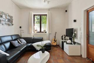 In een rustige en gegeerde buurt van Kessel-Lo bevindt zich deze charmante woning op een prachtig groen perceel van maar liefst 15 are. Dankzij de uitstekende ligging geniet u hier van een vlotte bereikbaarheid richting Leuven, winkels, scholen, openbaar vervoer en belangrijke verbindingswegen, terwijl u toch volledig tot rust komt in een groene woonomgeving.<br /><br />De woning biedt alle ruimte voor een gezin dat op zoek is naar comfort en potentieel. U vindt er onder meer 4 ruime slaapkamers, een zolder, een vernieuwde gelijkvloerse badkamer (2020) en een volledig geïnstalleerde keuken uit de jaren ’90 die stijlvol overvloeit in de geïntegreerde keukentafel.<br /><br />De karaktervolle massief houten trap benadrukt het duurzame en kwalitatieve karakter van de woning. Verder wordt de woning verwarmd via een energiezuinige gascondensatieketel uit 2017 en zorgen de 20 zonnepanelen voor een extra energetische troef.<br /><br />Ook praktisch scoort deze woning sterk dankzij de ruime oprit met plaats voor minstens 2 wagens en een bijkomende garage.<br /><br />Buiten wordt u werkelijk verrast door de royale tuin met verschillende terrassen, waar u op elk moment van de dag kan genieten van rust, groen en een prachtig vergezicht over de skyline van Leuven. Een unieke setting die zelden te vinden is in deze regio.<br /><br />Een eigendom met ruimte, charme en een topligging in het geliefde Kessel-Lo. Plan vandaag nog uw bezoek in en ontdek zelf de troeven van deze unieke woning.