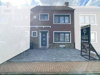 <p>Welkom in deze toffe woning aan de Prins Regentsquare in Landen, waar tijdloze charme en moderne mogelijkheden samenkomen. Deze woonst, die oorspronkelijk is opgetrokken in 1959, beschikt over een bewoonbare oppervlakte van 130 m² en een perceel van 236 m². Hier vind je de ruimte om te groeien en je dromen waar te maken, te midden van een aangename woonomgeving. De ideale setting voor gezinnen die op zoek zijn naar comfort en een gezellige thuisbasis. Het is gelegen op een leuk plein, waar menig jonge mensen ondertussen hun thuis van hebben gemaakt.</p>
<p>De indeling van het huis biedt tal van mogelijkheden om het geheel naar eigen smaak in te richten. De verschillende ruimtes zijn praktisch en functioneel, en dankzij de natuurlijke lichtinval voel je je hier meteen op je gemak. <br />Op het gelijkvloers tref je : de hal, de leefruimte, de keuken die aan vernieuwing toe is, toilet, badkamer.<br />Op de eerste verdieping : heb je recht op drie slaapkamers en bergingskamer.<br />Voor de woning is er mogelijkheid om te parkeren, achteraan bevindt zich een zeer ruime gesloten garage, die mee kan worden geïntegreerd in jouw eventueel toekomstige tuin.<br />De zolder bereik je via een trekluik.<br />Een groot pluspunt is absoluut ook de ruime kelder.<br />Dankzij het mooie epc (nog vrij recente ramen, deur, overal elektrische rolluiken) ben je absoluut niet gebonden aan de verplichtingen naar een energetische renovatie.<br />Gelegen op een fraaie locatie in de stad, geniet je van de voordelen van een rustige buurt met diverse voorzieningen binnen handbereik.<br />De grootwarenhuizen, scholen, winkels en sportinfrastructuur liggen op wandelafstand. </p>
<p>Ben je op zoek naar een woning met potentieel in een vriendelijke omgeving? Dit huis biedt een goede basis voor jou, je gezin of als investering. Neem de tijd om dit pand te ontdekken en ervaar zelf de mogelijkheden die het te bieden heeft. We nodigen je van harte uit voor een bezichtiging en om de unieke sfeer van dit huis te ervaren.</p>