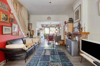 Deze aangename woning combineert een gezellige leefruimte met een praktische indeling en een mooie, groene omgeving.<br /><br />Je komt binnen via de inkomhal met gastentoilet, die toegang geeft tot de knusse leefruimte met aansluitend de ingerichte keuken.<br />Via de trap, waar ook een berging in is voorzien, kom je op de eerste verdieping.<br />Hier bevinden zich <strong>twee slaapkamers</strong> en een badkamer met ligbad, lavabomeubel en toilet.<br /><br />Achteraan beschikt de woning over een terras/tuin met praktische bergstalling.<br />Het rustgevende uitzicht op het omliggende groen zorgt hier voor een aangename buitenomgeving.<br />Ook de ligging is een troef: rustig gelegen en toch vlot bereikbaar, vlakbij de Polders.<br /><br />Aluminium ramen met dubbel glas en verwarming via gaskachels.<br />Bron bewoonbare oppervlakte: EPC-certificaat.<br />Renovatieverplichting residentiële gebouwen van toepassing.<br />https://www.vlaanderen.be/een-huis-of-appartement-kopen/renovatieverplichting-voor-residentiele-gebouwen<br /><br />De woning is tevens een interessante piste voor wie op zoek is naar een investeringspand.<br />Contacteer ons vandaag nog via 03/775.78.79 en plan je bezoek!<br />Ben je ook van plan jouw eigendom te verkopen? Maak een afspraak voor een gratis schatting, wij maken er samen een succesverhaal van!