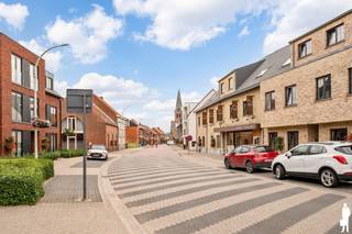 <p><strong>Handelspand met duplex appartement, terras en 2 garageboxen in centrum Nieuwmoer</strong></p>
<p>Centraal gelegen in <strong>Nieuwmoer-Dorp</strong> bevindt zich deze veelzijdige eigendom bestaande uit een handelsruimte op het gelijkvloers, een afzonderlijk appartement met <strong>2 slaapkamers</strong> op de verdiepingen en <strong>2 privatieve garageboxen</strong> achteraan. De combinatie van handel, wonen, buitenruimte en garages maakt dit pand interessant voor zowel eigen gebruik als investering.</p>
<p><strong>Gelijkvloerse verdieping – handelsruimte<br /></strong>- Ingerichte handelsruimte, momenteel uitgebaat als <strong>frituur<br /></strong>- Ruime commerciële ruimte met grote raampartij aan de straatzijde<br />- Praktische werk- en bereidingszone<br />- Achterliggende keuken/werkruimte met spoelbak en kastruimte<br />- Afzonderlijk <strong>toilet<br /></strong>- Aanwezige koelcel, momenteel buiten gebruik maar opnieuw aansluitbaar<br />- Elektrisch bediend <strong>rolluik</strong> aan de voorzijde<br />Rechtstreekse toegang tot de achterliggende buitenruimte</p>
<p><strong>Buitenruimte<br /></strong>- Achterliggende <strong>koer/terras</strong> afgewerkt in betonklinkers<br />- Voldoende ruimte voor meerdere tafels en zitplaatsen<br />- Via een buitentrap verbinding met het appartement op de verdieping<br />- Achteraan toegang richting de garageboxen</p>
<p><strong>Appartement<br /></strong>- Aparte woongelegenheid verdeeld over de verdiepingen<br />- Lichtrijke <strong>woon- en eetkamer</strong> met grote raampartijen<br />- Afzonderlijke keuken met keramische kookplaat en dampkap<br />- Rechtstreekse toegang vanuit de keuken tot het <strong>overdekte terras<br /></strong>- Praktische berging<br />- Ruime badkamer met <strong>ligbad met douchefunctie, lavabo en toilet<br /></strong>- Aansluiting voor wasmachine in de badkamer<br />- Afwerking met tegel- en laminaatvloeren</p>
<p><strong>Bovenste verdieping<br /></strong>- <strong>2 slaapkamers</strong>, beide voorzien van een dakraam<br />- Ruime kamers onder het hellende dak met verschillende inrichtingsmogelijkheden</p>
<p><strong>Terras<br /></strong>- Overdekt terras aansluitend op het appartement met voldoende plaats voor een zitje<br />- Buitentrap naar de gelijkvloerse koer</p>
<p><strong>Garages<br /></strong>-<strong> 2 privatieve garageboxen</strong> in een vrijstaand garagegebouw achteraan<br />- Beide garages voorzien van een sectionaalpoort<br />- Bijkomende parkeer- en opslagmogelijkheden</p>
<p><strong>Bijzonderheden<br /></strong>-<strong> </strong><strong>Handel en wonen gecombineerd in één eigendom<br /></strong>- Handelsgelijkvloers momenteel ingericht als frituur<br />- Afzonderlijk appartement met <strong>2 slaapkamers<br /></strong>- Zowel een terras bij het appartement als een koer op het gelijkvloers<br />- <strong>2 garageboxen inbegrepen<br /></strong>- Houten ramen met dubbele beglazing<br />- Centrale ligging in Nieuwmoer-Dorp<br />- Interessante mogelijkheden voor <strong>eigen uitbating, verhuur of investering</strong></p>
<p><strong>Ligging</strong></p>
<p>Gelegen te<strong> Nieuwmoer</strong>, pal in de dorpskern en op een goed zichtbare locatie. Dagelijkse voorzieningen bevinden zich in de onmiddellijke omgeving en ook Kalmthout, Essen en de Nederlandse grens zijn vlot bereikbaar.</p>
<p><strong>Een veelzijdige eigendom die commerciële ruimte, een volwaardig 2-slaapkamerappartement, buitenruimte en 2 garageboxen samenbrengt op een centrale locatie in Nieuwmoer.</strong></p>
<p>Bewoonbare opp. 94 m² (duplex) + 89 m²(handelszaak) m² ref.: bruto vloeropp. EPC-certificaat.</p>