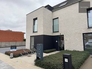 Modern dakappartement op een zeer rustige ligging in het centrum van Desselgem.<br />Indeling :<br />- traphall (geen lift)<br />- ruime living met schuifraam<br />- zuidgericht terras<br />- modern ingerichte keuken met alle inbouwapparatuur<br />- berging<br />- gastentoilet<br />- één slaapkamer<br />- badkamer met inloopdouche, dubbel lavabomeubel en toilet<br />- private parkeerplaats achteraan<br />Troeven :<br />- volledig geschilderd<br />- voorzien van alle verlichting<br />- lage syndic<br />- onmiddellijk beschikbaar