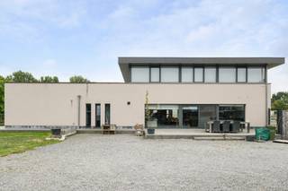 In het geliefde Sint-Lambrechts-Herk, op een steenworp van het centrum van Hasselt, bevindt zich dit uitzonderlijk ruim gelijkvloers appartement...