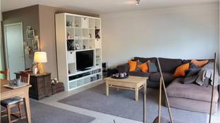 Zeer ruim en instapklaar <strong>duplexappartement met 3 slaapkamers</strong>, <strong>TERRAS </strong>en <strong>AUTOSTANDPLAATS</strong>.<br />Ideaal en centraal gelegen dichtbij diverse winkels en openbaar vervoer.<br />+ Energielabel B!<br />+ Goede mobiscore 7,9 op 10!<br /><br />Omvat een inkom, ruime en lichtrijke living, volledig ingerichte keuken, 3 bergingen, 3 ruime slaapkamers, badkamer met ligbad en dubbele wastafel en een autostandplaats.<br />Geen syndickosten !<br />#leukwonen #zedelgem<br /><br />Onmiddellijk vrij!