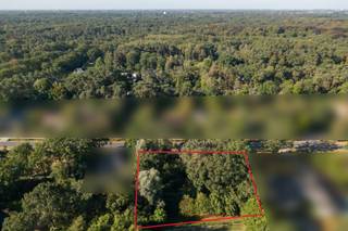 Gelegen op een goed bereikbare locatie tussen Schilde en 's Gravenwezel bevindt zich deze bouwgrond van ca. 2.247 m²<br /><br />De perceelsbreedte bedraagt 50 m.<br /><br />De bouwgrond is gelegen in woonparkgebied - de bouwvoorschriften die gelden voor deze bouwgrond kan u nalezen in bijlage - RUP woonparken - artikel 3.<br /><br />Bouwvoorschriften<br /><br />Hoofd - en bijgebouw<br />- gezamenlijk een footprint van max 500 m²<br />- vrije dakvorm, i.g.v. hellend dak: dakhelling beperkt tot 45°<br /><br />Bouwvlak<br />- de voorgrens van het bouwvlak bevindt zich op 15 m. van de rooilijn<br />- de zijdelingse grenzen: 5 m.<br />- de achtergrens van het bouwvlak max. 45m. van de voorgrens van het bouwvlak<br />- het bouwvlak is beperkt tot 1500 m² <br />- het bouwvlak hoeft geen rechthoek te zijn, de vorm is vrij maar dient te passen binnen de uiterste grenzen. <br /><br />Hoofdgebouw<br />- max. 2 bovengrondse bouwlagen onder de kroonlijst, een teruggetrokken bouwlaag met plat dak passend binnen de maximale projectie van een toegelaten hellend dak is ook toegestaan<br /><br />Bijgebouwen<br />- vrije inplanting binnen het bouwvlak maar achcter de voorgevelbouwlijn van het hoofdgeboouw<br />- max. kroonlijsthoogte van 1 bovengrondse bouwlaag<br /><br />Verharding:<br />- max 10% van de perceelsoppervlakte te realiseren binnen het bouwvlak<br />Dit geldt voor opritten, terrassen en tuinpaden - grasperken en private sportinfrastructuur in open lucht.<br /><br />Voor meer inlichtingen en/of een geheel vrijblijvende afspraak bij ons op kantoor, aarzel niet ons te contacteren.<br />Gv-Wp-Gmo-Gvkr-Vv-Gmo-Gworg