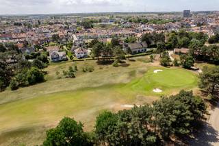 Discover this charming home, located in the Magere schorre with open views of the "Royal Zoute Golf Club".Built in 1961, this property offers a...