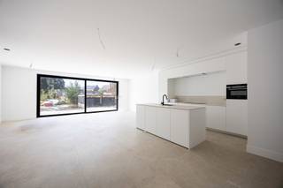 Voor verdere info of een vrijblijvende waardebepaling van uw eigendom: michael@homixx.be of 016 199 344.
Exclusief en zorgeloos wonen op een absolute toplocatie in Keerbergen! Met trots stellen wij u dit hoogwaardig afgewerkte, ruime gelijkvloers appartement voor, gelegen in een recent gebouwde residentie in de Sint-Michielsstraat. Dit unieke pand combineert hedendaagse luxe, een doordachte indeling en optimaal wooncomfort op wandelafstand van alle voorzieningen.
Bij het betreden van het appartement valt meteen het indrukwekkende gevoel van licht en ruimte op. De royale leefruimte is voorzien van een stijlvolle open keuken, wat zorgt voor een uitnodigende en gezellige sfeer om samen te komen. De woning beschikt over 2 volwaardige en rustig gelegen slaapkamer, een smaakvol afgewerkte badkamer.
Een van de absolute troeven van deze fantastische eigendom is het ruime terras op het gelijkvloers, waar u in alle rust en privacy kunt genieten van het buitenleven.
Ook op praktisch vlak is aan alles gedacht om u als bewoner volledig te ontzorgen: in de ondergrondse garage beschikt u over een privé autostaanplaats, evenals een handige kelderberging en een gemeenschappelijke fietsenberging. Dankzij het uitstekende EPC-label A woont u bovendien bijzonder energiezuinig, met de mogelijkheid om desgewenst nog zonnepanelen bij te installeren.
DE VRAAGPRIJS IS INCLUSIEF ONDERGRONDSE STAANPLAATS EN BERGING (excl. BTW en kosten)
Kortom, een magnifiek gelijkvloers appartement met high-end afwerking waar comfort, klasse en duurzaamheid naadloos samenkomen.
Maak snel uw afspraak!