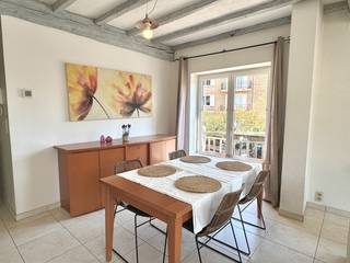 Appartement duplex meublé à quelques pas de la plage!<br /><br />Hall d'entrée, un espace de vie au rdc, cuisine ouverte et équipée, vaste pièce à vivre avec coin repas et salon, chambre avec salle de bains attenante, deuxième chambre à l'étage avec lavabo et toilette, deuxième salle de bains avec baignoire, lavabo et toilette.<br />Plusieurs débarras, grande terrasse à l'avant et place de parking privative.<br /><br />Certificat électrique vierge - Chaudière à condensation - Idéal comme investissement ou résidence secondaire<br /><br />PEB: 249 kWh/(m²/an) - Label C<br /><br />Plus d'info et documents sur www.immodepanne.be