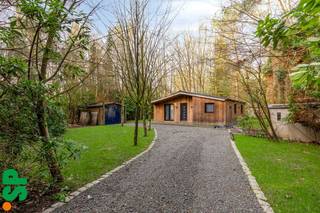 Op zoek naar rust, privacy en natuur? Deze volledig gerenoveerde chalet, gelegen op een zeer rustige en bosrijke locatie, biedt het allemaal.<br /><br />Indeling:<br />Gezellige woonkamer met open, ingerichte keuken, drie volwaardige slaapkamers en een badkamer uitgerust met lavabo, douche en toilet.<br /><br />De chalet werd de voorbije twee jaar grondig gerenoveerd en verkeert in uitstekende staat van onderhoud. Zowel het dak als de muren zijn volledig geïsoleerd en alle ramen werden vernieuwd. Binnenin geniet je van een stijlvolle, tijdloze Scandinavische afwerking. De pelletkachel zorgt bovendien voor extra warmte en gezelligheid tijdens de koudere maanden.<br /><br />Het ruime perceel van ca. 1.500 m² is volledig omheind en afgesloten met een toegangspoort, wat zorgt voor maximale privacy. Daarnaast beschikt de eigendom over een garage en een tuinhuis.<br /><br />De ligging in een bosrijke omgeving garandeert absolute rust en een uniek gevoel van vrijheid — een ideale plek om te ontspannen en te genieten van de natuur.<br /><br />Let op: gelegen in recreatiegebied (geen domicilie mogelijk).<br /><br />Troeven van de woning:<br />- Asbestveilig<br />- Een volledig omheinde tuin die veel privacy biedt<br />- Extra opslagruimte en tuinhuis.<br /><br />EPC: 273 kWh/m².<br /><br />Interesse? Contacteer IMMO SP via 014/59.10.20 of mail naar info@immosp.be voor meer informatie of een bezoek ter plaatse.<br /><br />Benieuwd naar de waarde van uw eigen woning? Vraag vrijblijvend uw gratis schatting aan — wij helpen u graag verder!