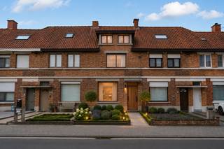 Deze woning biedt een uitstekende opportuniteit voor wie op zoek is naar een renovatieproject met veel potentieel. Gelegen in een rustige en kindvriendelijke woonwijk in Rumbeke geniet u van een centrale ligging op wandelafstand van het centrum, winkels, scholen en openbaar vervoer.<br /><br />Bij het binnenkomen komt u terecht in de woonkamer die aansluit op de keuken. Op het gelijkvloers bevindt zich eveneens de badkamer. De eerste verdieping beschikt over twee volwaardige slaapkamers, aangevuld met een zolderkamer die perfect kan dienen als derde slaapkamer, bureau of hobbyruimte.<br /><br />Een absolute troef van deze woning is de bijzonder ruime westgerichte tuin, waar u de hele dag door van de zon kan genieten. Daarnaast beschikt de woning over een praktische achteringang via de Monseigneur De Haernestraat, wat zorgt voor extra comfort en toegankelijkheid.<br /><br />Troeven:<br />•⁠ ⁠Rustige en kindvriendelijke ligging<br />•⁠ ⁠Op wandelafstand van centrum, winkels en scholen<br />•⁠ ⁠2 slaapkamers en zolderkamer<br />•⁠ ⁠Ruime westgerichte tuin<br />•⁠ ⁠Praktische achteringang via Monseigneur De Haernestraat<br />•⁠ ⁠Vlotte verbinding naar de E403<br />•⁠ ⁠Renovatieproject met veel potentieel<br /><br />Dankzij de combinatie van een centrale ligging, een ruime tuin en tal van mogelijkheden vormt deze woning een interessante opportuniteit voor starters, gezinnen of investeerders.<br /><br />Enkele afbeeldingen werden digitaal gevisualiseerd en dienen louter als inspiratie voor de mogelijke inrichting en afwerking van de woning.<br /><br />Voor meer informatie of een bezoek, contacteer Eva via 0475 69 38 22 of via eva@vicusvastgoed.be.