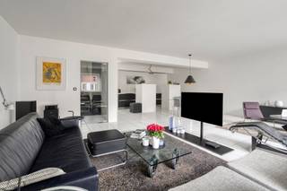 Op een absolute topligging aan de Jaarmarktstraat 3, pal in het centrum van Kuringen, bevindt zich dit uitzonderlijke appartement verdeeld over de eerste en tweede verdieping van een kleinschalig project. Hier woont u midden in het levendige Kuringen, met winkels, horeca, openbaar vervoer en alle dagelijkse voorzieningen letterlijk binnen handbereik.<br /><br />Met een bewoonbare oppervlakte van ca. 160 m², een indrukwekkend terras van maar liefst 40 m² in natuursteen, drie slaapkamers, een tuinberging en een privatieve autostandplaats achter het gebouw, biedt dit appartement een bijzonder comfortabele en kwalitatieve woonomgeving.<br /><br />De huidige eigenaars kozen bewust voor een indeling waarbij ruimte en licht centraal staan. De grote raampartijen zorgen voor een overvloed aan natuurlijke lichtinval en versterken het gevoel van ruimte. De combinatie van kwalitatieve materialen, een hedendaagse afwerking en een doordachte indeling maakt dit tot een bijzonder aangenaam en instapklaar geheel.<br /><br /><em>Eerste verdieping</em><br />De inkomhal geeft toegang tot de ruime leefruimte van maar liefst 55 m², die dankzij de open indeling een bijzonder ruimtelijk gevoel creëert. Aansluitend bevindt zich de volledig geïnstalleerde open keuken, uitgerust met kwalitatieve toestellen van Neff en Novy. Verder beschikt deze verdieping over een praktische berging en een apart gastentoilet.<br /><br />Een absolute blikvanger is het ruime natuurstenen terras van ca. 40 m². Dankzij de royale oppervlakte biedt dit terras volop mogelijkheden om te genieten, te ontspannen of uitgebreid te tafelen. Bovendien kijkt u uit over het Prinsenhof en het pittoreske kerkje van Kuringen. Een bijzonder aangename buitenruimte waar u op verschillende momenten van de dag optimaal van de zon en het uitzicht kunt genieten.<br /><br /><em>Tweede verdieping</em><br />Op de bovenste verdieping bevinden zich drie ruime slaapkamers, waardoor het appartement ook perfect geschikt is voor een gezin, thuiskantoor of hobbyruimte.<br /><br />De badkamer beschikt over een dubbele wastafel met kwalitatieve Duravit Starck-elementen en geïntegreerde spiegels, een ligbad, een schuifdeur in plexiglas en een praktische hangkast.<br /><br />De stijlvolle trap in blauwe hardsteen vormt een mooi architecturaal element en zorgt voor een elegante verbinding tussen beide verdiepingen.<br /><br /><em>Parkeerplaats en tuinberging</em><br />Achter het gebouw, ter hoogte van het kerkje, beschikt het appartement over een privatieve autostandplaats. Daarnaast is er een praktische tuinberging aanwezig, ideaal voor fietsen en extra opslagruimte.<br /><br /><em>Troeven</em><br />+ Absolute topligging in het centrum van Kuringen<br />+ Ca. 160 m² bewoonbare oppervlakte<br />+ Kleinschalige Residentie<br />+ Royaal natuurstenen terras van ca. 40 m²<br />+ Uitzicht over het Prinsenhof en het kerkje van Kuringen<br />+ Privatieve autostandplaats<br />+ Praktische tuinberging voor fietsen en opslag<br />+ Drie ruime slaapkamers<br />+ Nieuwe Velux-ramen (met rolluiken) in 2025<br />+ Condensatieketel Junkers, bouwjaar 2017<br /><br />Een uniek appartement met een uitgesproken karakter, royale leefruimte, een uitzonderlijk terras en een privatieve parkeerplaats, gelegen op een absolute topligging in het hart van Kuringen.<br /><br />Het appartement is beschikbaar in zomer 2027.<br /><br />Wenst u meer informatie of een bezoek in te plannen? Contacteer Stephanie Odeurs via 0474 73 64 84 of stephanie@vestio.com.