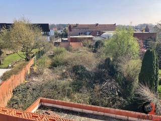 <p><strong>Af te werken constructie van een tweewoonst op perceel van 10 A 14 CA vlakbij centrum van Paal met alle voorzieningen. <br /></strong><br />Constructie van een tweewoonst met een totale bewoonbare oppervlakte van maar liefst 365 m².<br />(Linkerwoning van 209 m² en rechterwoning van 156 m²) <strong><br /></strong></p>
<p>Het perceel bevat achteraan een betonnen dek voor plaatsing tuinhuis of garage.<br /><br />De omgevingsvergunning is op heden vervallen en dient opnieuw aangevraagd te worden. <br />Eventuele bijstelling van het voorgenomen bouwproject naar eigen wens in samenspraak met dienst Ruimtelijke Ordening.</p>
<p><strong><u>Indeling linkerwoning:</u></strong></p>
<p><span>Kelder</span><br />+ Type: voorraadkelder <br /><u><br />Gelijkvloers<br /></u>+ Inkomhal<br />+ Apart toilet<br />+ Woonkamer bestaande uit eet-en zithoek<br />+ Keuken met zicht op de tuin<br />+ Koele berging</p>
<p><u> </u></p>
<p><u>Verdieping <br /></u>+ Nachthal<br />+ Slaapkamer 1<br />+ Slaapkamer 2<br />+ Badkamer<br />+ Berging</p>
<p><u>Zolderverdieping<br /></u>+ Bereikbaar via vaste trap <br />+ In te richten (45 m²)</p>
<p><strong><u>Indeling rechterwoning:</u></strong></p>
<p><u>Gelijkvloers: <br /></u>+ Woonkamer met eet-en zithoek<br />+ Keuken met zicht op de tuin<br />+ Apart toilet<br />+ Berging/wasplaats</p>
<p><u>Verdieping<br /></u>+ Nachthal<br />+ Slaapkamer 1<br />+ Slaapkamer 2<br />+ Badkamer<br />+ Berging</p>
<p><u>Zolderverdieping via zolderluik<br /></u>+ Bereikbaar via vaste trap <br />+ In te richten (35 m²)<u></u></p>
<p><strong>De vervallen omgevingsvergunning omvat het bouwen van een tweewoonst; de plannen van de architect zijn te verkrijgen op eenvoudig verzoek.</strong><br /><br />De tweewoonst heeft een zeer centrale en residentiële ligging, gelegen op +/- 500 m van het centrum van Paal, nabij winkels, scholen, openbaar vervoer en op een boogscheut van het op - en afrittencomplex van de autosnelweg E313.</p>