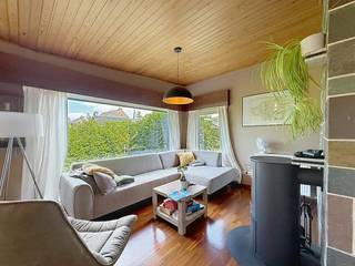 Vous recherchez une maison prête à emménager avec beaucoup d'espace et un excellent emplacement ? Alors ce topper est fait pour toi ! Cette maison dispose de 2 chambres et d'un grand jardin. <br /><br />MISE EN PAGE :<br />- hall d'entrée <br />- toilettes <br />- salon lumineux <br />- cuisine installée <br />- salle de rangement/buanderie <br />- chambre 1<br />- chambre 2<br />- salle de bain avec double vasque et douche<br />- rangement<br />- grand jardin confortable <br /><br />AVANTAGES :<br />+ prêt à emménager<br />+ grand jardin<br />+ brillant<br />+ beaucoup d'espace de rangement <br /><br />Le moyen le plus rapide pour visiter cette propriété ? Demandez votre visite via le bouton rouge de notre site Web (www.dewaele.com) et vous serez contacté par notre expert en location. Les rendez-vous ne peuvent pas être pris par téléphone. Pour toute autre question, vous pouvez nous contacter par téléphone au 055 20 80 20.<br />