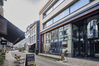 <p><span>Luxe duplex appartement – wonen en werken in hartje Hasselt</span><span><br />Unieke duplex op 2 verdiepingen, waar wonen en werken samenkomen.</span></p><p><span>3e verdieping – loftstijl wonen</span><span><br />Stijlvolle inrichting door interieur- en fashiondesigner Stijn Helsen, ontworpen en uitgevoerd met hoogwaardige materialen zoals travertin, gietvloer, Italiaans marmer, verfijnde accenten in smeedijzer. <br /></span><span>Indeling 3e verdieping: </span></p><ul><li><span>Leefruimte met indrukwekkend kookeiland uit één stuk natuursteen en met Gaggenau-gasvuur, steamoven, teppanyaki-plaat en vaatwas, Veel opbergkasten en -lades.</span></li><li><span>Overdekt zuidwest georiënteerd terras.</span></li><li><span>De living is uitgerust met een vintage haardvuur, het salon met ingebouwde TV en maatwerkkasten.</span></li><li><span>De badkamer is een wellness-parel in Italiaans marmer en glas met mozaïekdouche/steamroom.</span></li><li><span>Slaapgedeelte met lederen bed en ingebouwde dressing.</span></li></ul><p><span>De open indeling creëert een ruimtelijk loft gevoel, eenvoudig aan te passen voor meer privacy.<br /></span><span>2e verdieping – flexibel gebruik</span><span><br />Momenteel ingericht en bestemd als atelier/showroom, ideaal als uitbreiding van de loft of professionele werkruimte met privé terras.</span></p><p><span>Indeling 2e verdieping: </span></p><ul><li><span>Gescheiden inkom naar de verdiepingen. Lift, trappenhal.</span></li><li><span>De 2 verdiepingen zijn (elk) bereikbaar via de trappenhal.  De inpandige wenteltrap verbindt verdieping 2 en 3. </span></li><li><span>De inkomhal verdieping 2 is een open, afgescheiden ruimte met veel lichtinval (groot raam), Toilet, kitchenette en berging.  Via een tussendeur kom je in het professioneel gedeelte, een open ruimte geschikt als vergaderzaal met inbouwkasten: ideaal voor archief/dossiers. Open terras.</span></li><li><span>Het 3</span><span><sup>e</sup></span><span> verdiep is bereikbaar ofwel via de trappenhal, privé voordeur, ofwel via de inpandige trap (verdieping 2).  Ingericht als loft of 2e slaapkamer met zuidgericht open terras<br /><br /></span></li></ul><p><span>Troef</span><span>: Luxueus wonen én werken op een toplocatie in Hasselt.<br />Voor meer info of een afspraak plaatsbezoek, bel gerust naar MCA-Vastgoed: 0485 34 56 71.  Wij zijn telefonisch zeer vlot bereikbaar en staan ook buiten de kantooruren voor u klaar.</span></p>