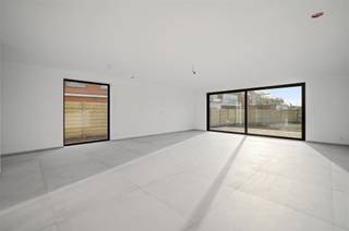 Space and quality are the 2 keywords when describing this newly built home. An ideally oriented plot of approximately 443m² and a street width...